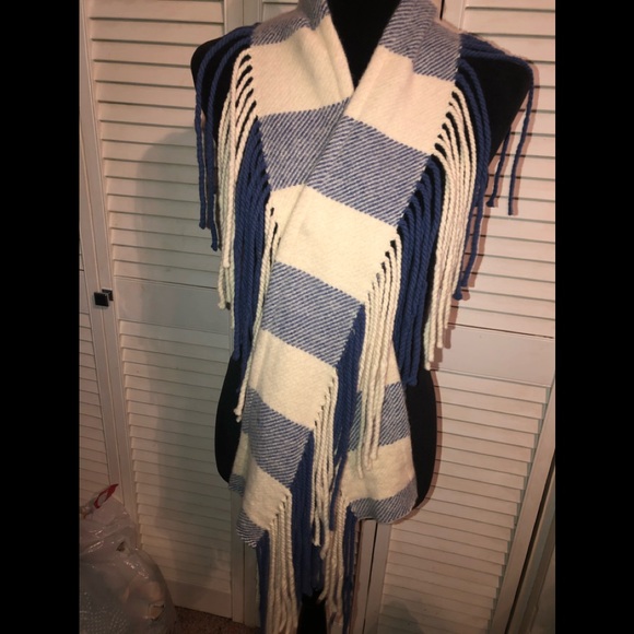 Burberry merino wool and cashmere scarf - Picture 5 of 6